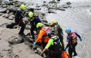 Uno de los equipos de rescate dio con el cuerpo sin vida. Cortesía