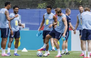 Harry Kane intenta dominar el balón durante los entrenamientos del equipo inglés. Foto: EFE