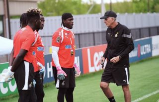 Carlos Queiroz (der.)  habla con los jugadores de Ghana durante los entrenamientos. Foto: ghana_fa_official