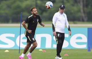 El seleccionador de Brasil, Carlo Ancelotti (der), observa al jugador Neymar durante un entrenamiento. Foto: EFE