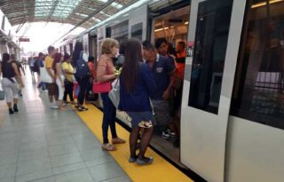La demanda promedio de pasajeros diarios del metro se ha elevado este año en  forma exponencial debido al conflicto en Medio Oriente.  Pancho Paz