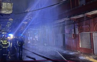 Fueron 120 bomberos los que se necesitaron para apagar el fuego de la noche del pasado miércoles, en Avenida Eloy Alfaro, Santa Ana. Cortesía
