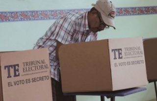 Un ciudadano ejerce su voto en las pasadas elecciones de 2024. Archivo