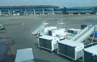 Vista de la pista de abordaje del aeropuerto de Tocumen, con la Terminal 2 y su unión con la Terminal 1, al fondo. Archivo