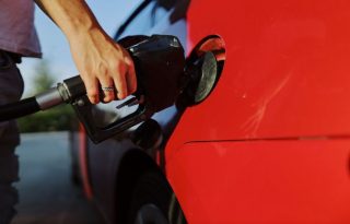 En dos meses, los precios de la gasolina y el diésel han disminuido entre 37 y 69 centavos el galón, aunque todavía están altos. Foto ilustrativa