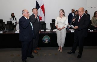 El presidente de Salud, Crispiano Adames, juramenta al resto de la directiva, ante la mirada de la presidenta Shirley Castañedas. Cortesía