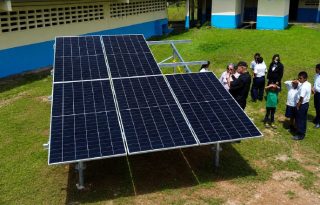 La institución continuará con la instalación de acueductos con paneles solares interconectados a la red para disminuir la facturación de quienes ya cuentan con el servicio, pero no pueden pagarlo. Cortesía / Mejorada con IA