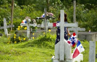 El Decreto Ejecutivo No. 26 del 21 de julio de 2026, que ordena el cese de los cementerios, no impide a los familiares visitar y limpiar las tumbas de sus seres queridos.  EFE