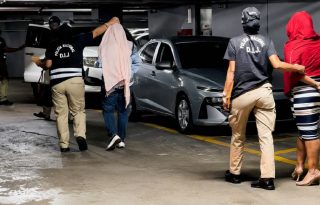 La lesión patrimonial que esta supuesta red criminal causó al Estado se estima en más de 40 millones de dólares.  Cortesía / Mejorada con IA