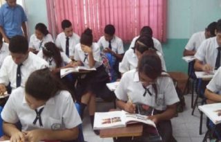 Los planes del Meduca también incluyen la compra de computadoras para los estudiantes.  Archivo
