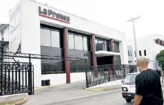 La Prensa fue fundada en agosto de 1980 y su sede se encuentran en la Avenida 12 de octubre en la ciudad capital.  Archivo