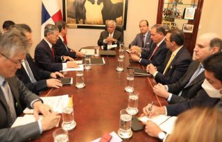 Los funcionarios conversaron sobre la licitación de puertos.  Cortesía