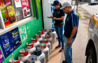 Personal de Acodeco verificó que los tanques de gas se estén vendiendo en los pequeños comercios como abarroterías y minisúper. Cortesía