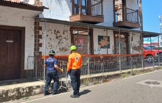 Labores de inspección de las autoridades para identificar daños.  Cortesía / Mejorada con IA