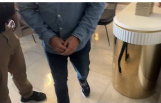 Momentos en que Publio De Gracia fue esposado y conducido, junto a una mujer, por unidades de la fiscalía y de la DIJ e Inteligencia Policial de la Policía Nacional. Cortesía