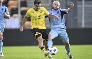 Cristian Martínez del Braistlava (der.) y Gustavsson de Mjällby. Foto: EFE  