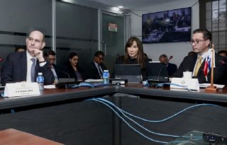 Fue una larga sesión para las autoridades del Ministerio de Economía y Finanzas en la Comisión de Presupuesto, que se extendió por más de ocho horas. Cortesía