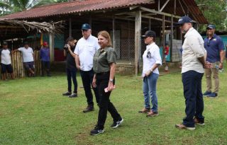 La gira incluyó una visita al Centro de Salud y el plantel educativo de la comunidad.  Cortesía