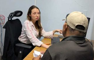 Una oficial brinda orientación a un asegurado en Bugaba, Chiriquí. Cortesía