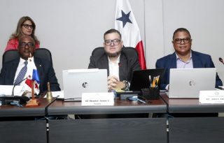 Junta directiva de la Comisión de Presupuesto de la Asamblea Nacional, presidida por el diputado Eduardo Vásquez, de CD. Cortesía