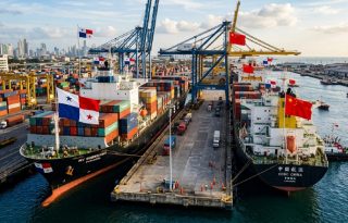 Las tensiones diplomáticas y comerciales entre la República Popular China y Panamá alcanzan su punto más crítico tras el fallo de inconstitucionalidad. Imagen generada con IA