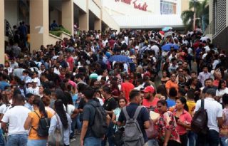 Jóvenes panameños enfrentan el desempleo y la informalidad.  Archivos
