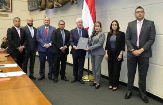 Los magistrados del Tribunal Electoral entregaron el proyecto de reformas electorales a la Asamblea.  Cortesía 