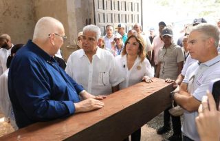 Autoridades y el alto comisionado ad honorem, Ricardo Gago Salinero, inspeccionan los trabajos en la Iglesia de San Felipe en Portobelo.  Cortesía