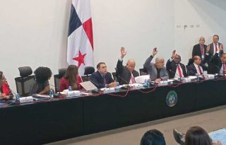 Los diputados que avalaron el proyecto fueron Julio de la Guardia, Benicio Robinson, Luis Eduardo Camacho, Raphael Buchanan, Osman Gómez y Alaín Cedeño. Pancho Paz