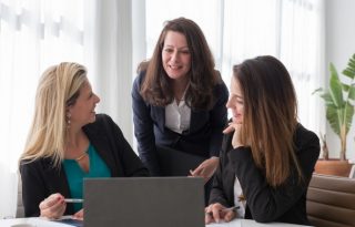 Las mujeres cada día se preparan más, pero no logran estar al frente de las empresas. Foto: Pexels