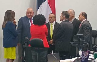 Los diputados de Gobierno conversan sobre como proceder con el primer debate de las reformas electorales.  Pancho Paz