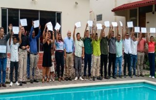La satisfacción de los participantes fue notoria durante la culminación del curso. Foto: Imagen mejorada con IA