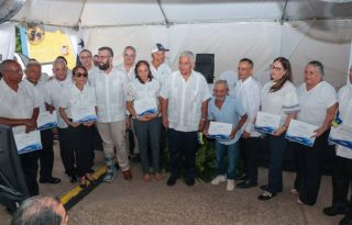 Colaboradores del IDAAN en Chitré con una trayectoria en la entidad, recibieron reconocimientos, del presidente José Raúl Mulino. Cortesía