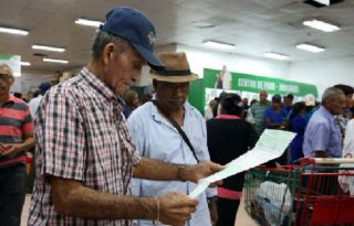 Los jubilados y pensionados no están de acuerdo con sectorizar el beneficio como ha sugerido el sector empresarial.  ARCHIVO