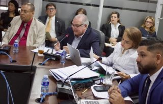 Al igual que ocurrió con otros ministros y autoridades públicas, la vista presupuestaria del MOP se extendió por varias horas. Cortesía