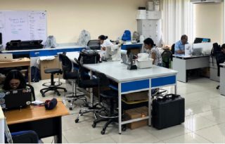 La propia Universidad de Panamá cuenta con instalaciones científicas, donde egresados pueden desarrollar su vida profesional.  Cortesía