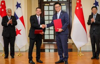 El presidente José Raúl Mulino, junto a Jose Ruiz, gerente del aeropuerto, Kerry Mok, presidente de SATS Ltd, y el Primer Ministro de Singapur, Lawrence Wong.