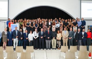 Los estudiantes universitarios que participan en SEM Academy, en compañía de representantes del Gobierno, empresas y univeridades. Cortesía