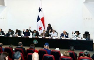 El primer debate se desarrolló en tres semanas, contando con un periodo de consultas de varios días. Cortesía