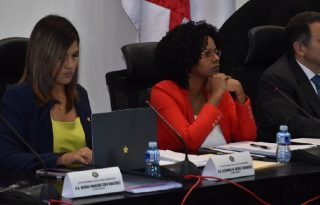 Alexandra Brenes y Walkiria Chandler integran la Comisión de Gobierno y fueron las únicas en votar en contra en el primer debate. Archivo