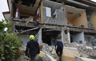 Las autoridades han iniciado las evaluaciones de las estructuras para determinar la gravedad de los daños causados por el terremoto.  EFE