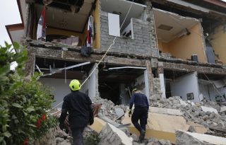 Las autoridades han iniciado las evaluaciones de las estructuras para determinar la gravedad de los daños causados por el terremoto.  EFE