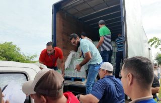 Desde el inicio de la contingencia, se han movilizado más de 210 mil galones de agua en Chitré y 80 mil en Los Santos, mediante camiones cisterna. Foto. Thays Domínguez