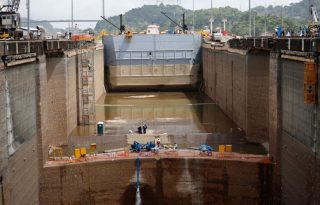 Personas trabajan en labores de reacondicionamiento y mantenimiento preventivo en cámara seca, en las esclusas de Pedro Miguel del Canal de Panamá. Foto: EFE