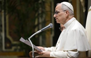 El papa León XIV se dirige a una audiencia con participantes y representantes de movimientos pacifistas, en la Ciudad del Vaticano, el 30 de mayo de 2025. EFE
