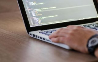  Los ciberdelincuentes están aprovechando esta confianza para esconder amenazas.