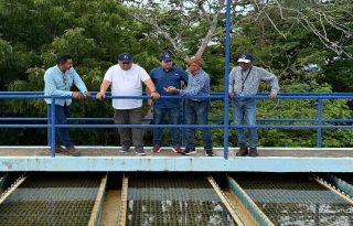 Las autoridades realizan la inspección de la potabilizadora Roberto Reyna. Foto. Cortesía. Idaan