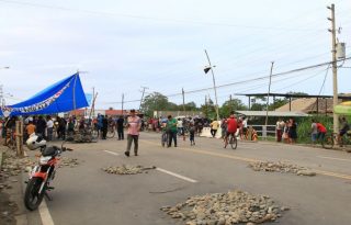 Trabajadores bananeros bloquean una carretera en Changuinola. Foto: EFE
