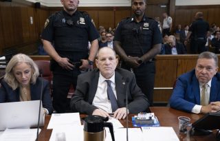 El exproductor de cine estadounidense Harvey Weinstein (al centro). Foto: EFE