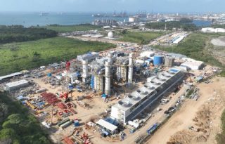 Vista de la construcción de la planta eléctrica a inicios del año pasado. Esta generadora se ubica en isla Telfers en la ciudad de Colón.  Foto: Cortesía
